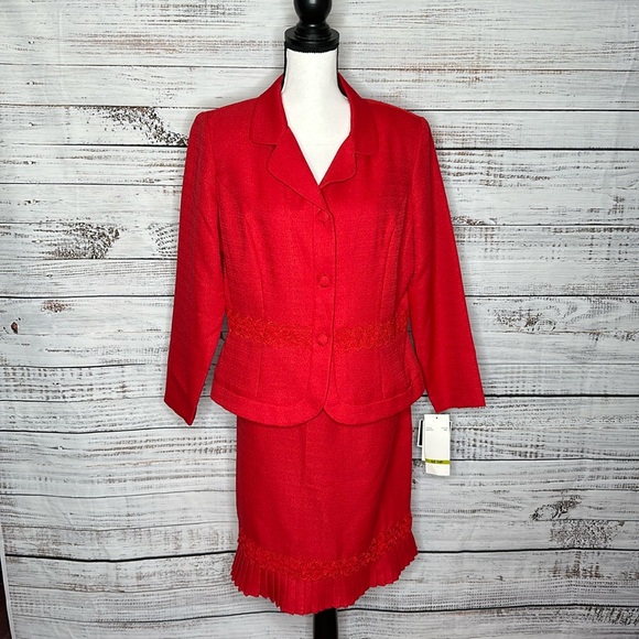 Red NWT skirt suit in 14P K Petite Collection 14P with beautiful detail - Picture 1 of 8